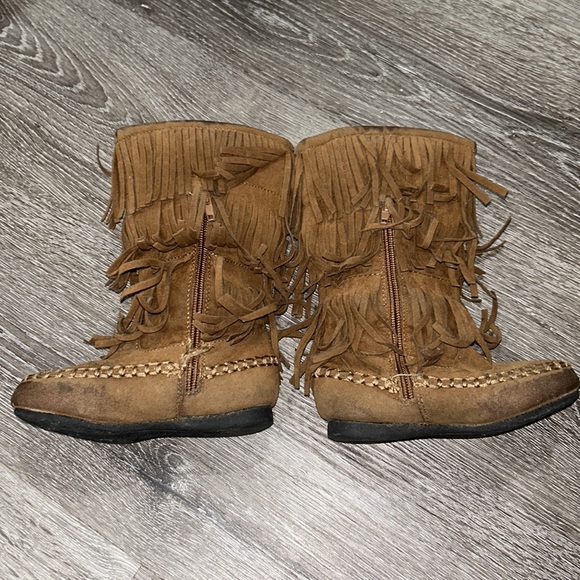 Fringe moccasin boots - Picture 2 of 4